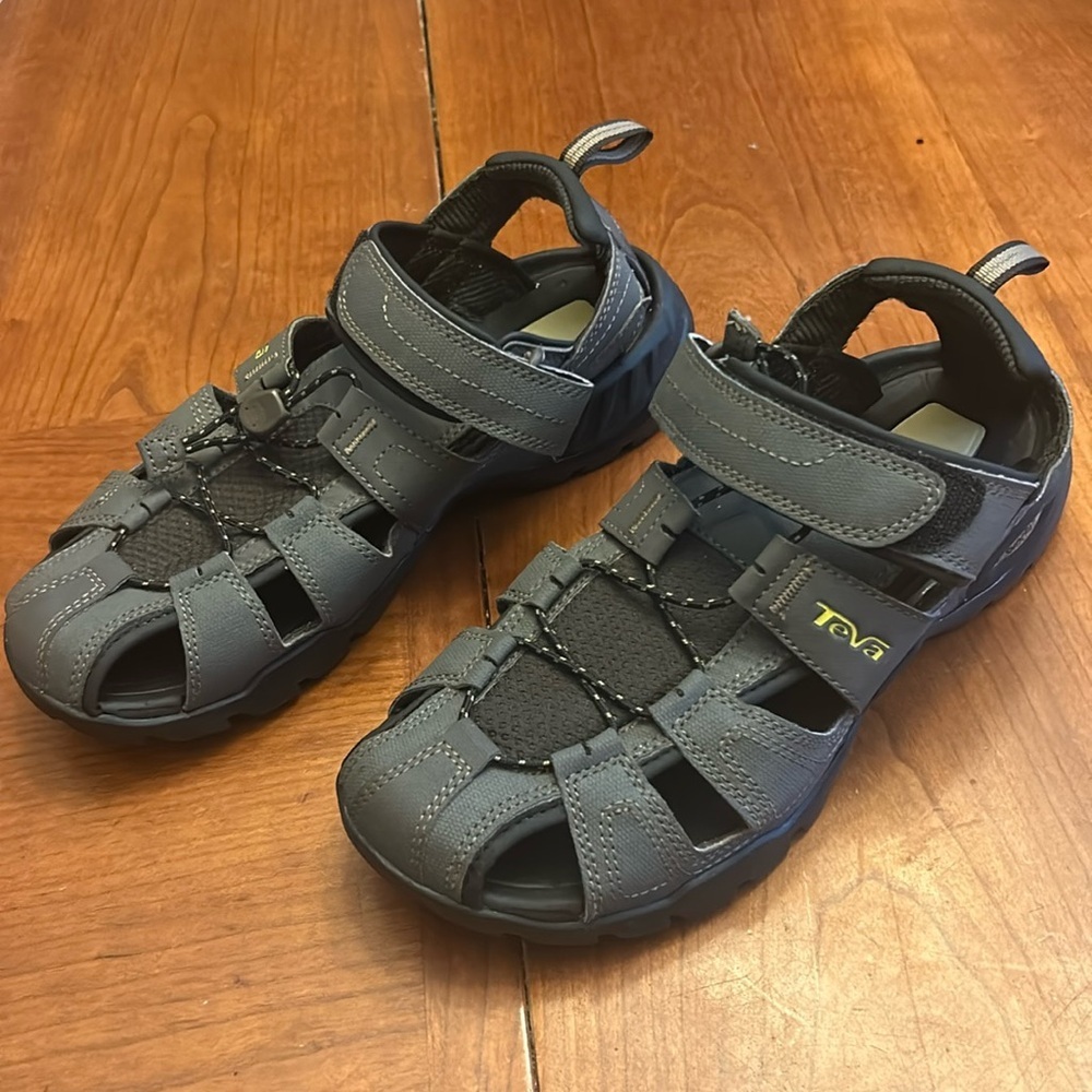 LIKE-NEW Teva Forebay Closed-Toe Sandals, Men's 8